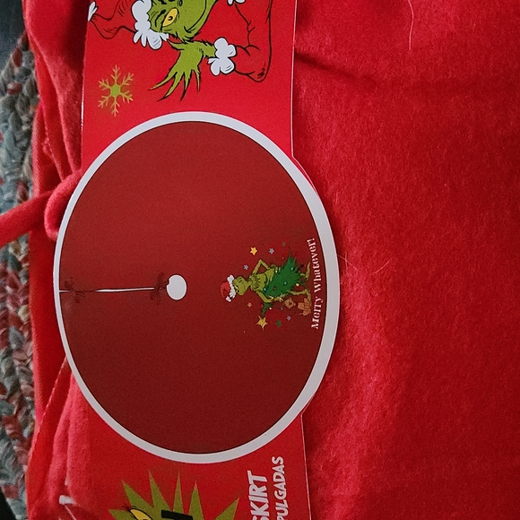BNWT The GRINCH 48" Christmas tree skirt-Merry Whatever on the skirt. - Picture 7 of 9
